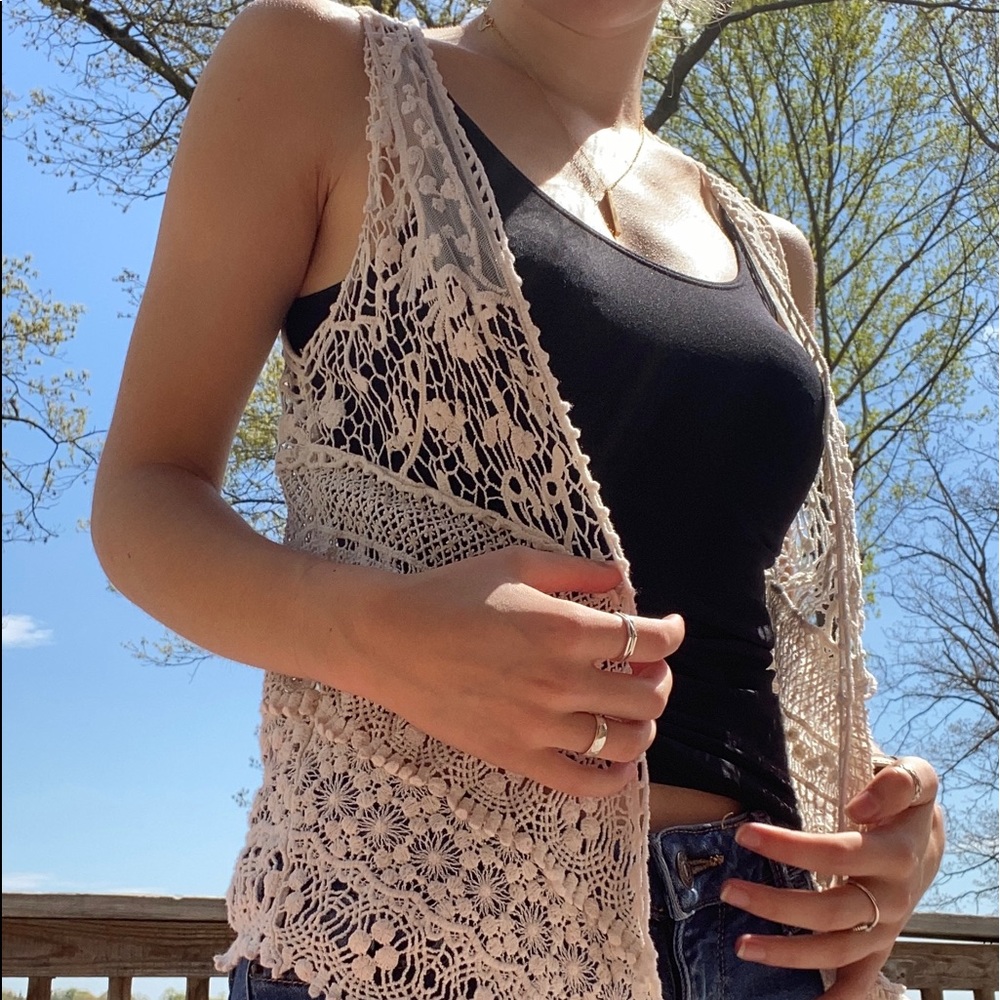 Sleeveless lace cardigan